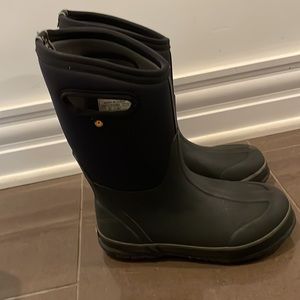Kids size 4 Bogs. Good till -30. Practically new! Winter boot